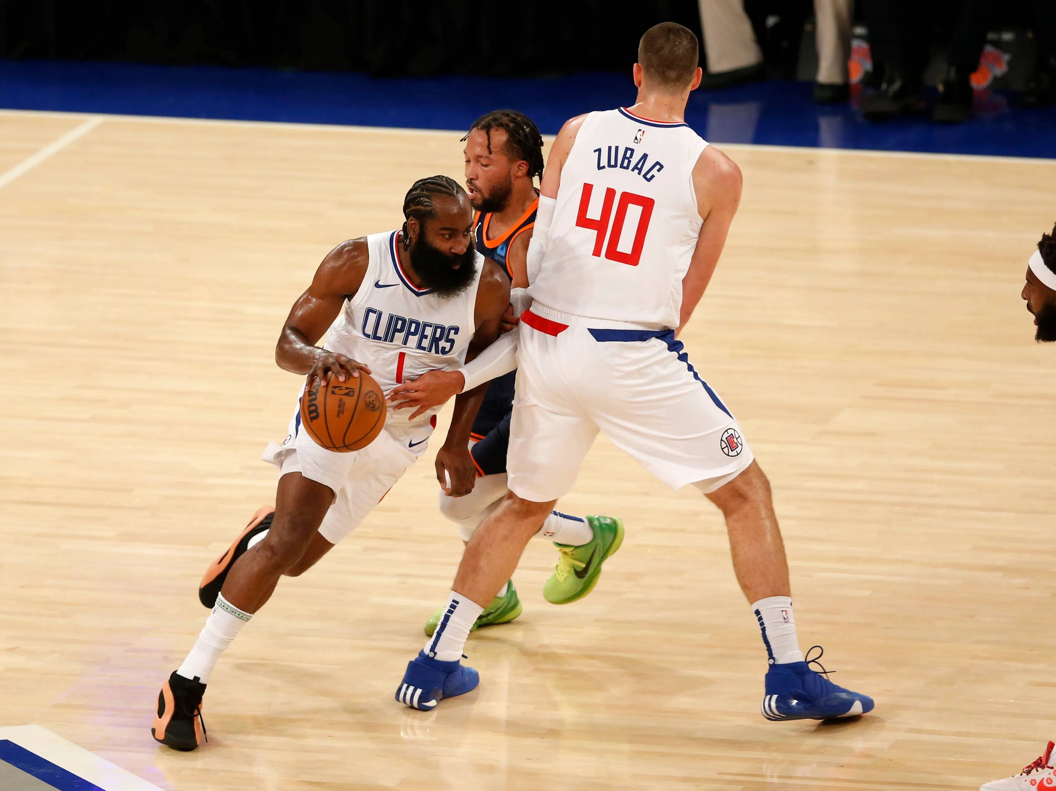 爱游戏-海港技术犯规送分，哈登主帅怒摔战术板！！(哈登罢训)