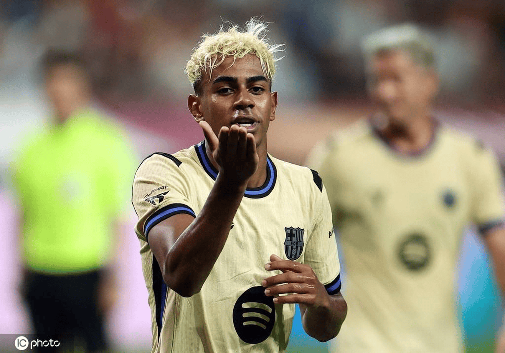 爱游戏GAMING平台-持续失利首场状态出色，巴塞罗那观众沸腾！，阿扎伦卡重返赛场赛场气氛高涨的简单介绍