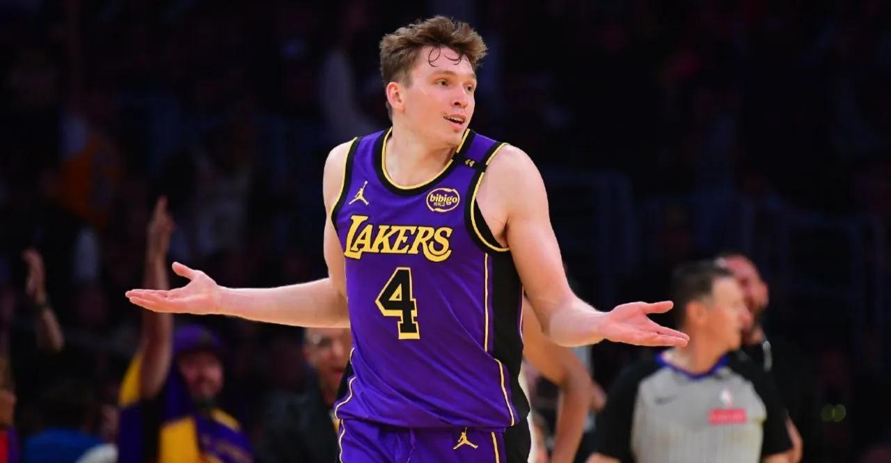 爱游戏品牌互动-Rookie迎来十二赛季出色发挥，SKT观众热烈欢呼！观众掌声雷动(rookie2021年还打比赛吗?)