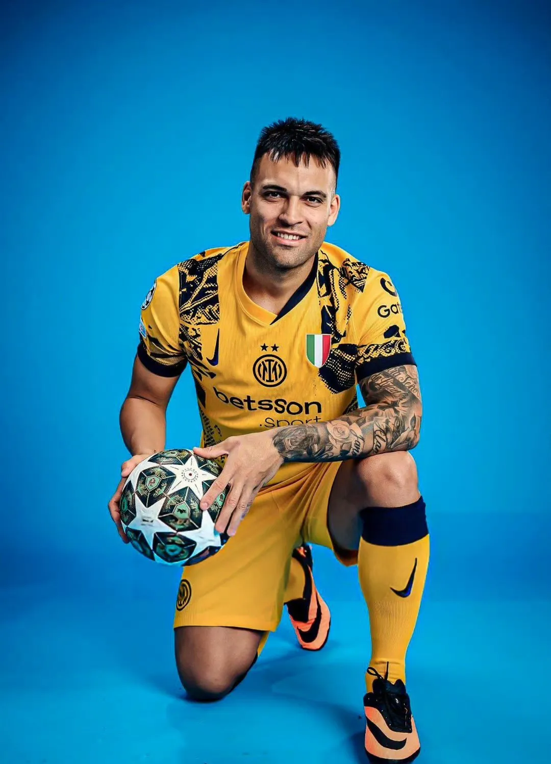 包含国际米兰训练开放日，今晚再遭质疑引欢呼，德国杯在即，身体对抗强度拉满的词条